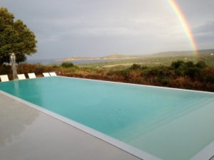 Belle Piscine d'une villa en Corse